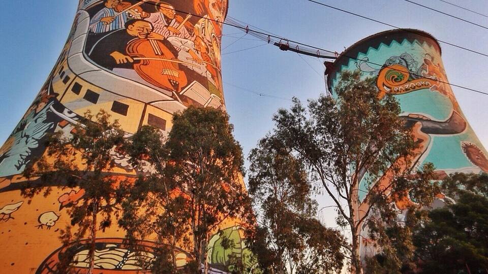 Um edifício cilíndrico grande com murais coloridos.
