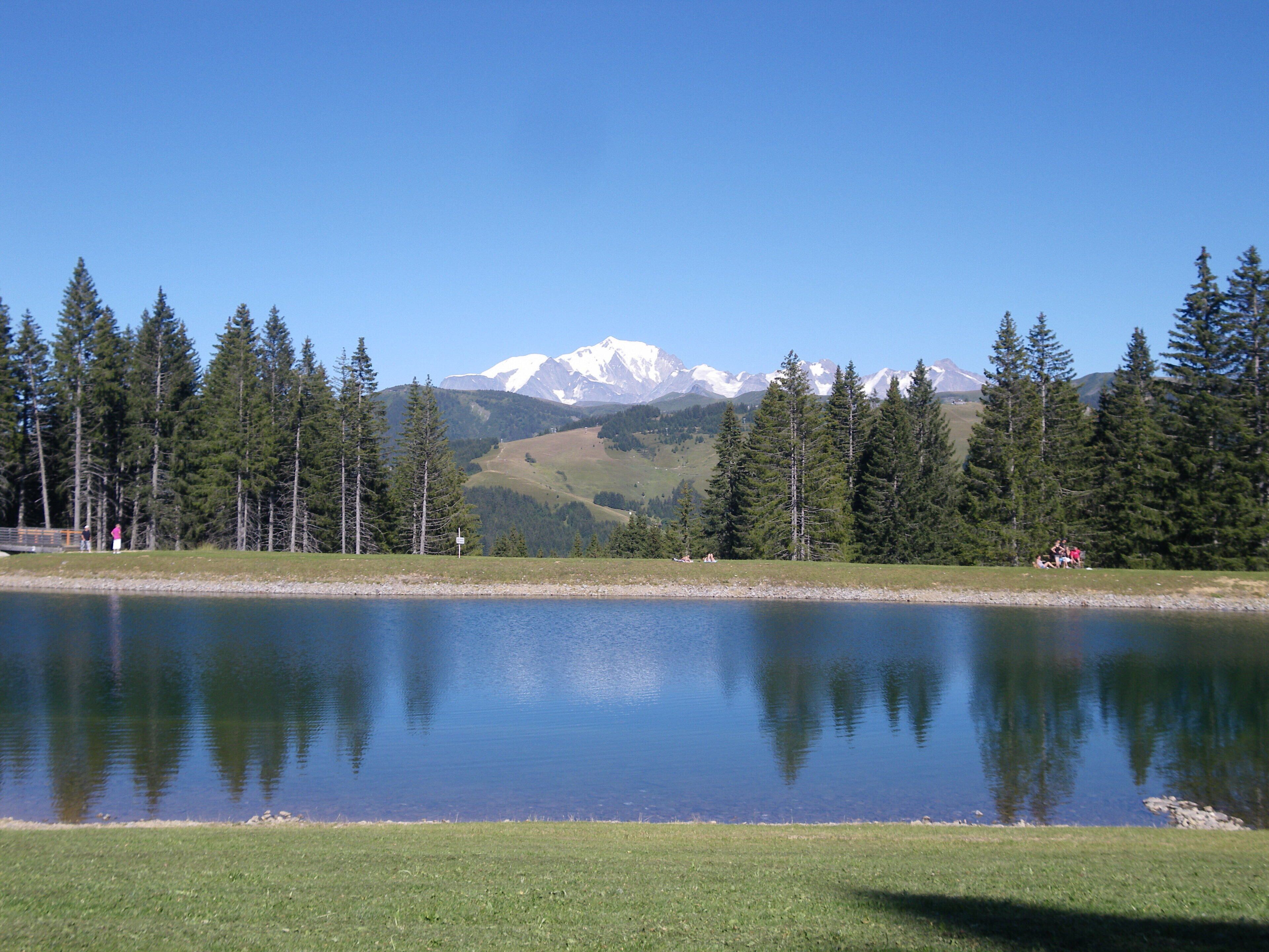 le lac du mont lachat et le massif du mont blanc