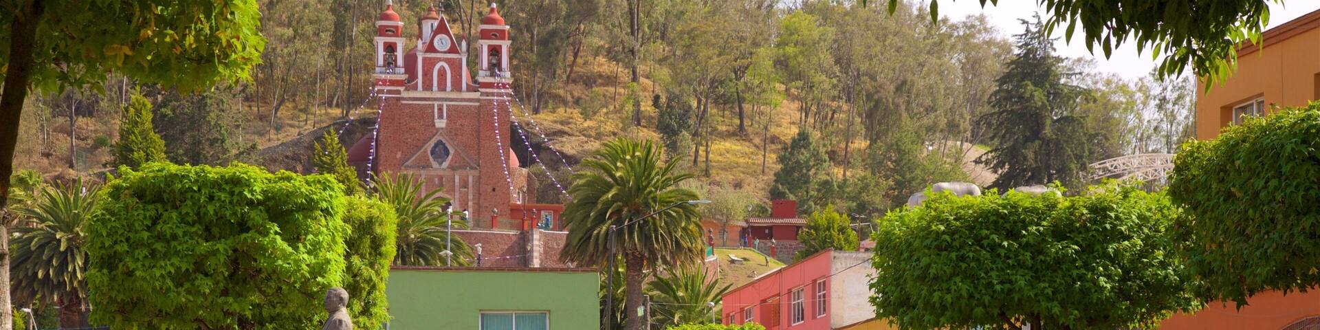 Metepec som omfatter en park og en plads eller et torv såvel som en lille gruppe mennesker