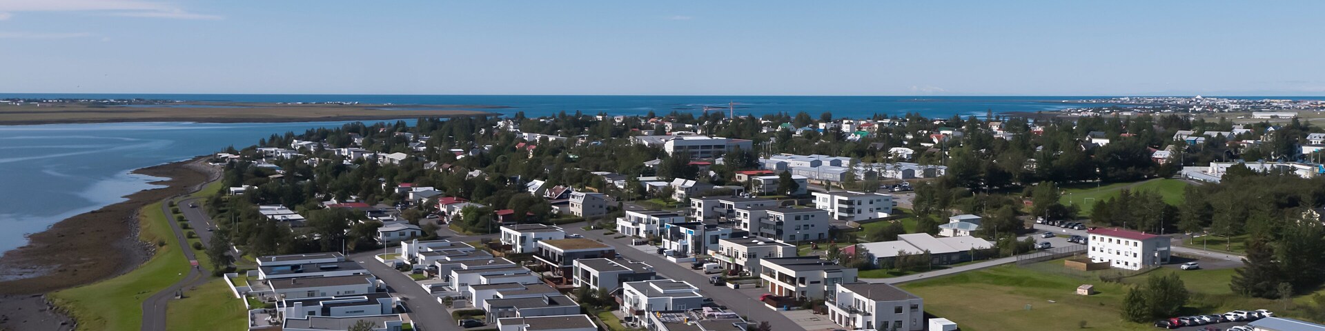 Un pueblo costero con casas móviles y edificios cerca de la playa.