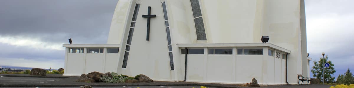 Die weiße Kirche Kopavogskirkja in Kopavogur bei Reykjavik auf Island