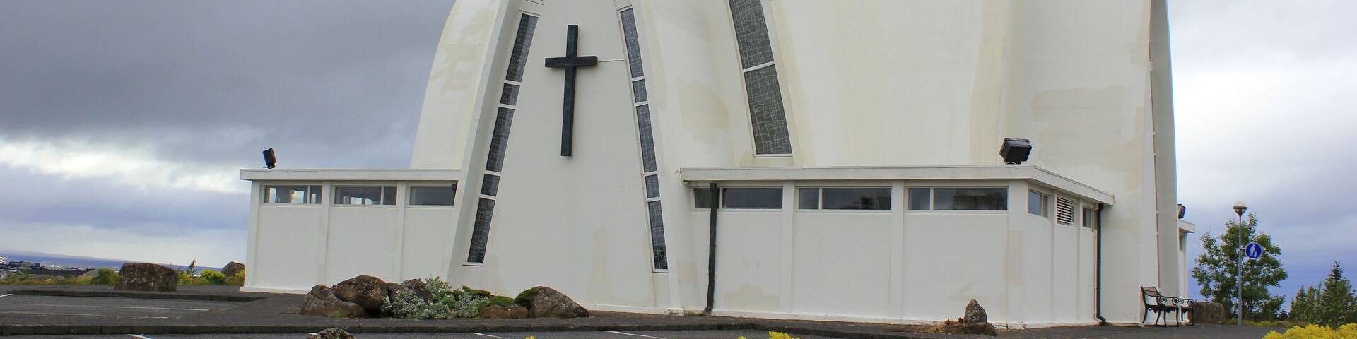 Die weiße Kirche Kopavogskirkja in Kopavogur bei Reykjavik auf Island
