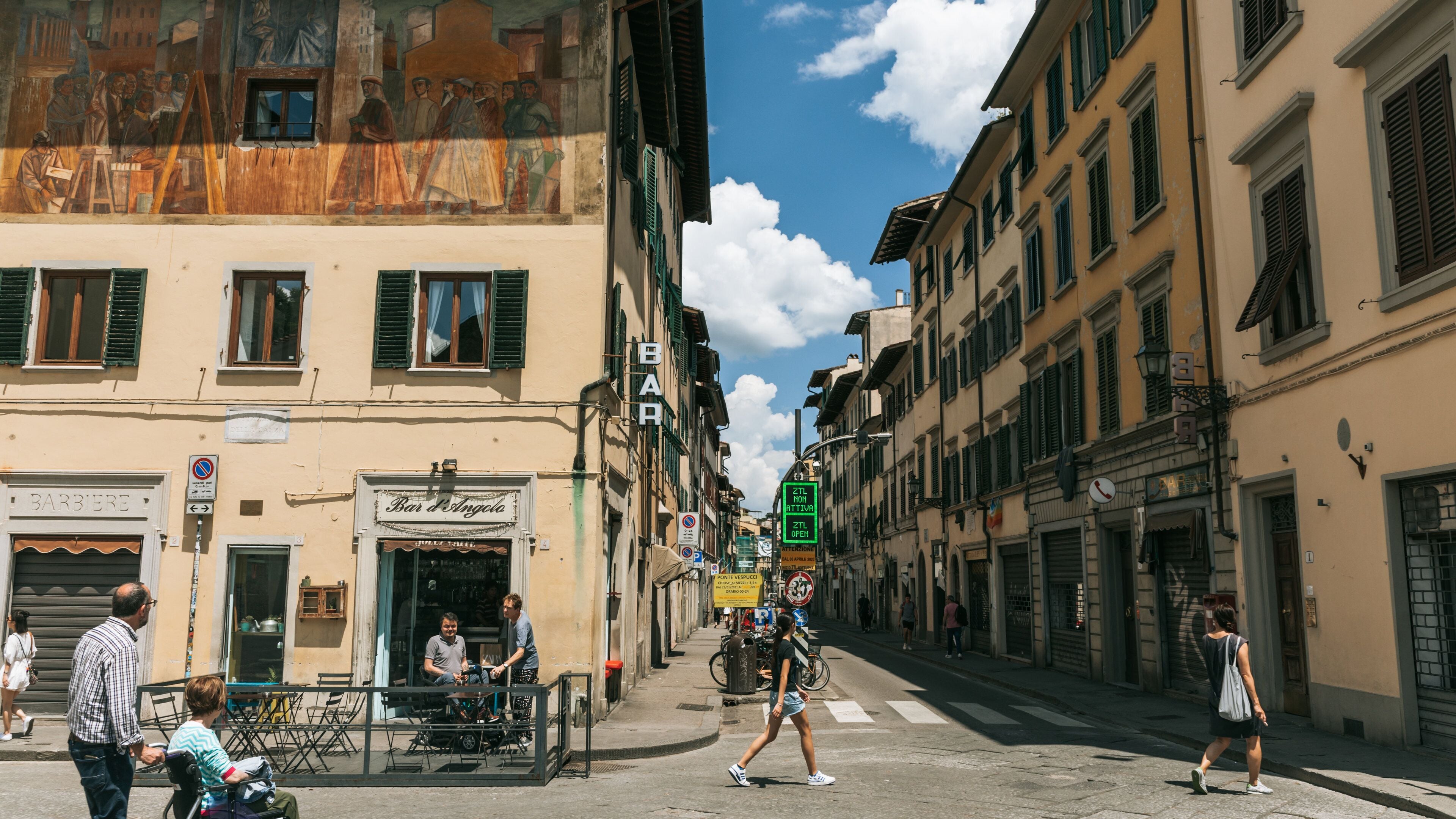Oltrarno featuring street scenes and a city