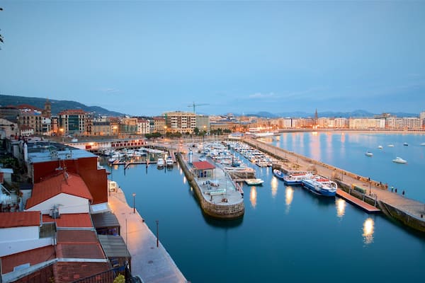 San Sebastián que incluye una localidad costera, una bahía o un puerto y una ciudad
