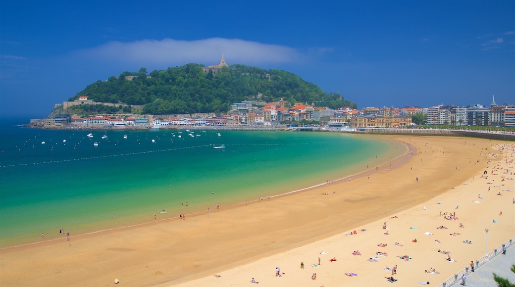 San Sebastian toont een strand, algemene kustgezichten en een kuststadje