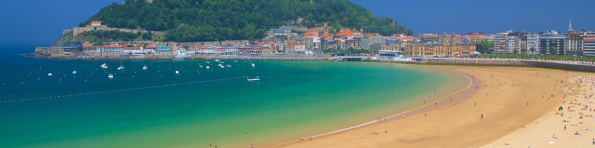 San Sebastian que inclui uma praia, paisagens litorâneas e uma cidade litorânea