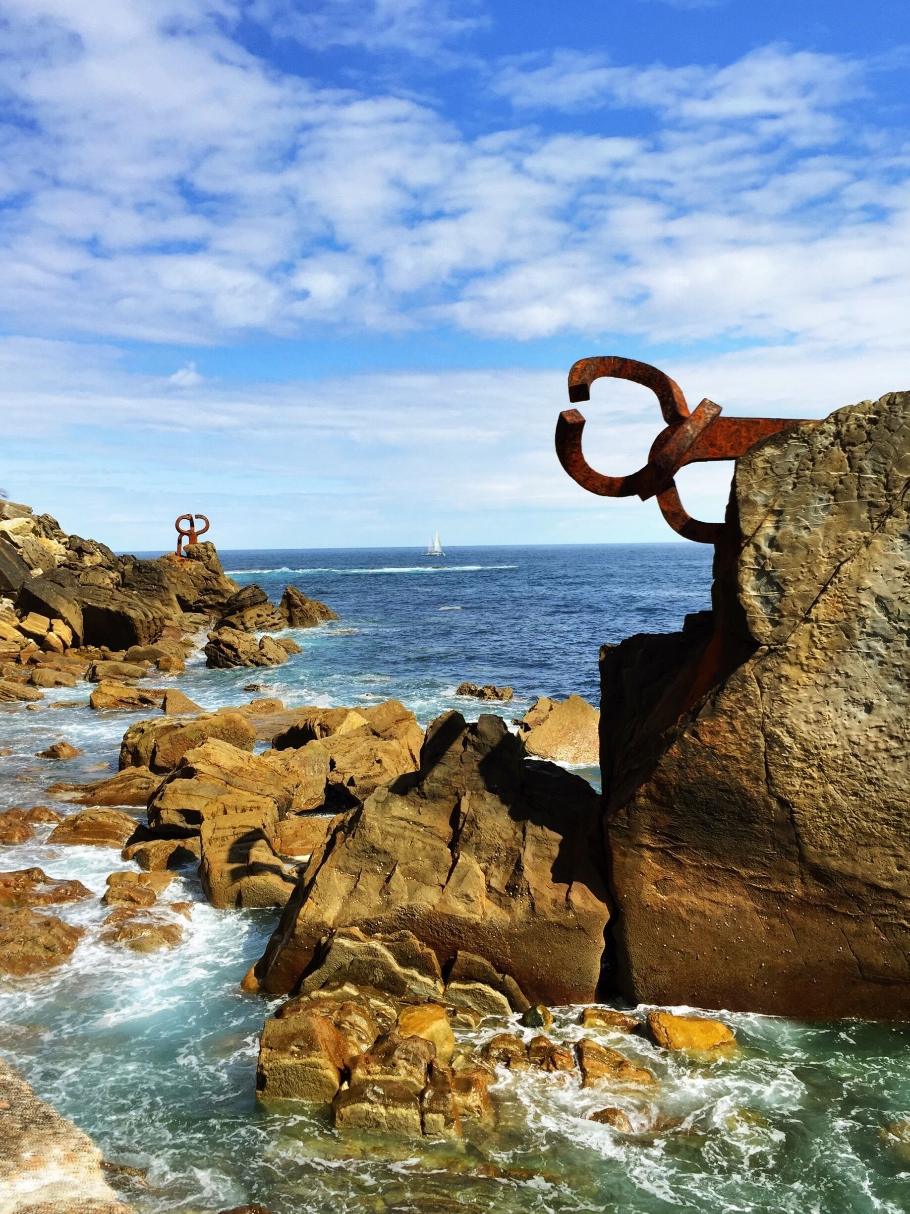 At one end of the Bay in San Sebastian at the foot of Mount Igeldo was where Eduardo Chillida placed his favorite piece of work, the Wind Comb (Peine del Viento), in 1977, with three spectacular pieces of steel anchored to the rocks and surrounded by the sea. This is a magical space, which is a unique example of harmony between art and landscape. #Waterlust