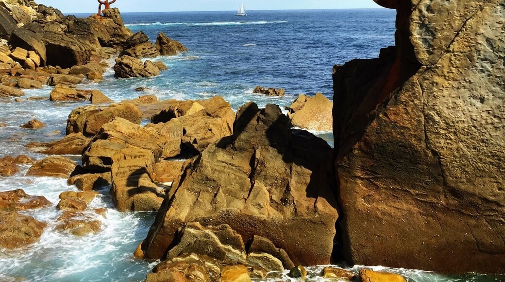 At one end of the Bay in San Sebastian at the foot of Mount Igeldo was where Eduardo Chillida placed his favorite piece of work, the Wind Comb (Peine del Viento), in 1977, with three spectacular pieces of steel anchored to the rocks and surrounded by the sea. This is a magical space, which is a unique example of harmony between art and landscape. #Waterlust