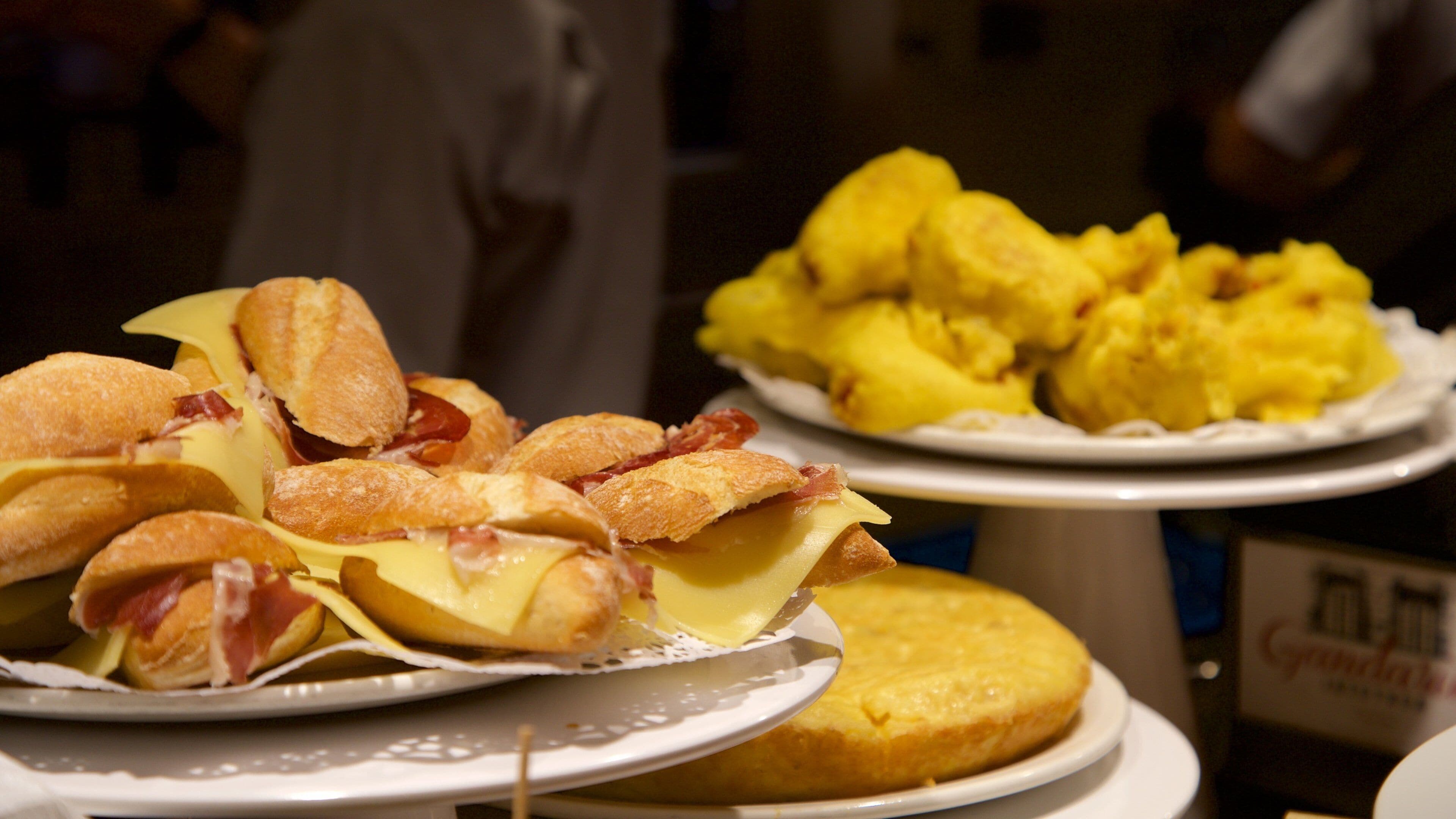 San Sebastián mostrando comida