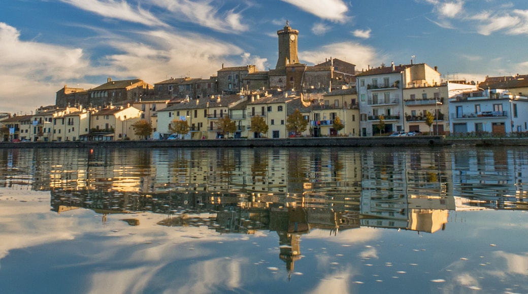 Borgo di Marta sul lago di Bolsena