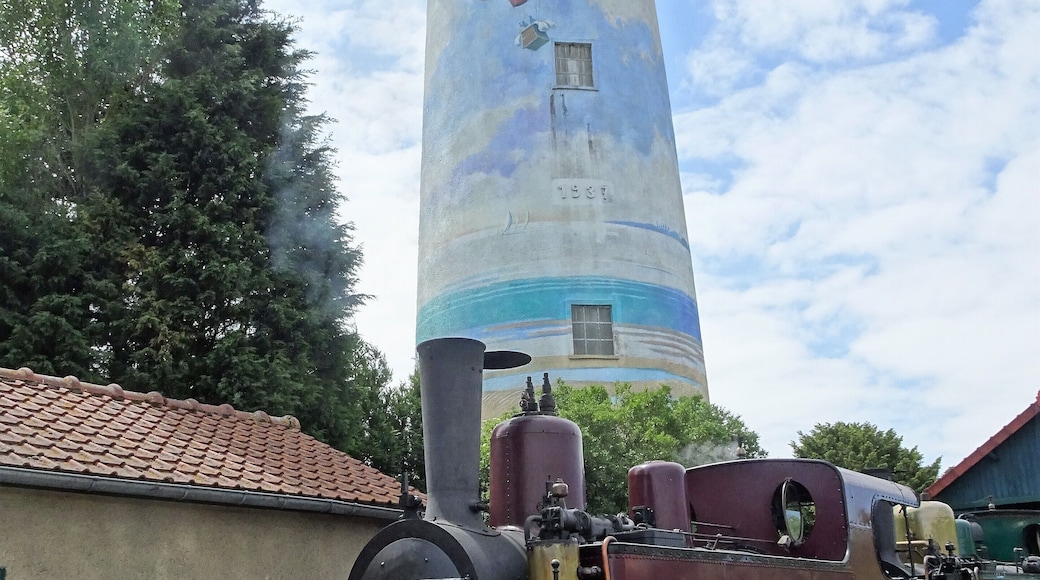 The Somme Bay Railway: this “veteran” dates from 1906. On the background the water tower of Le Crotoy (the French say water ‘castle’: château d’eau).