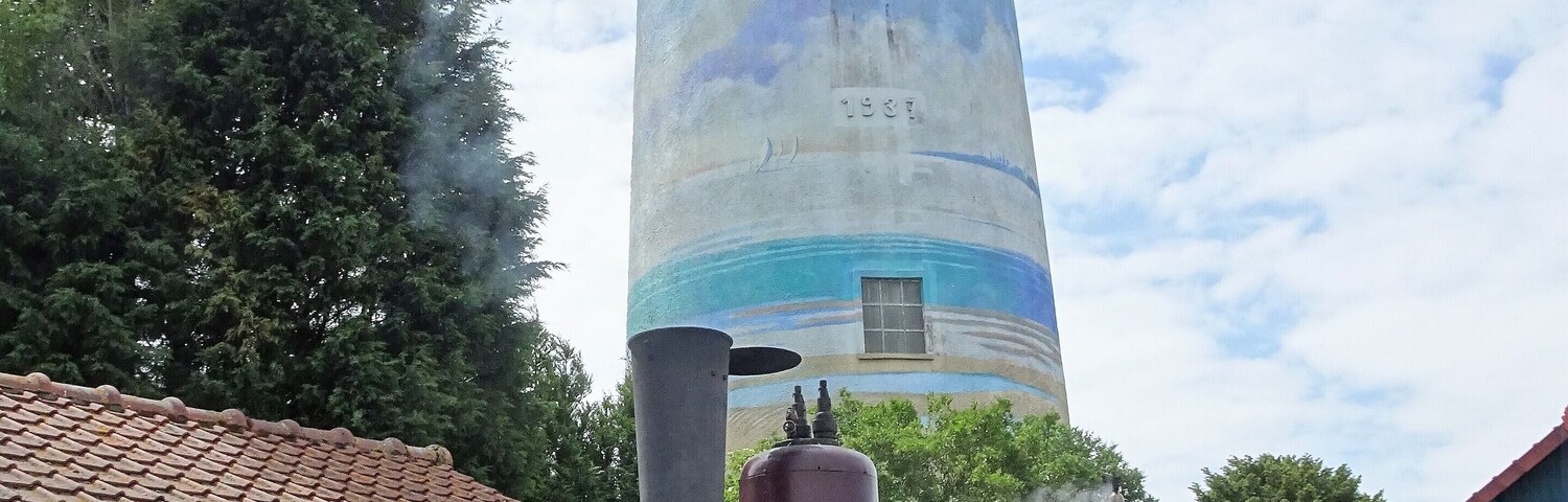 The Somme Bay Railway: this “veteran” dates from 1906. On the background the water tower of Le Crotoy (the French say water ‘castle’: château d’eau).
