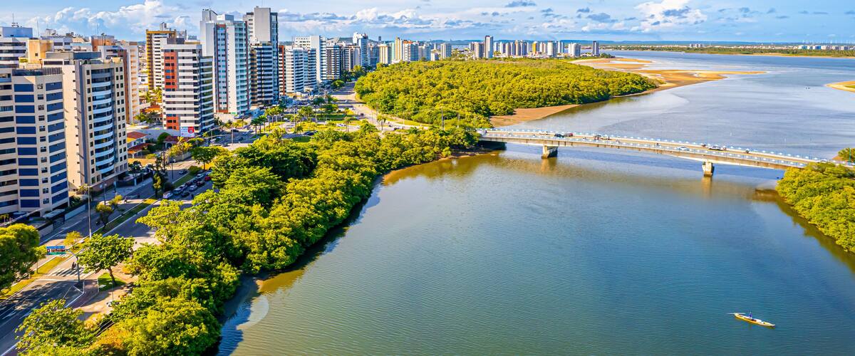 Cidade de Aracaju vista de cima com drone 4k - Estado de Sergipe - Nordeste - Brasil
