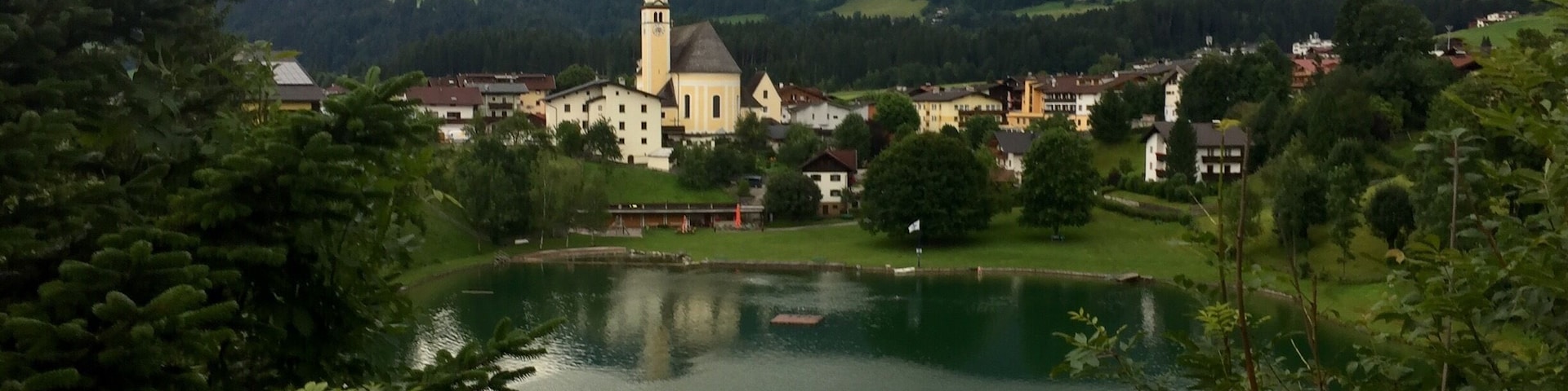 Le lac de baignade reithersee dans le village tyrolien de Reith I'm Alpbachtal