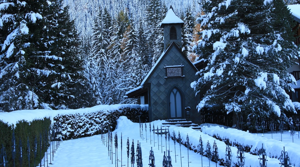 Militärfriedhof mit Kapelle im Ort