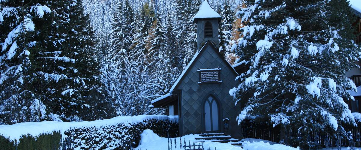 Militärfriedhof mit Kapelle im Ort