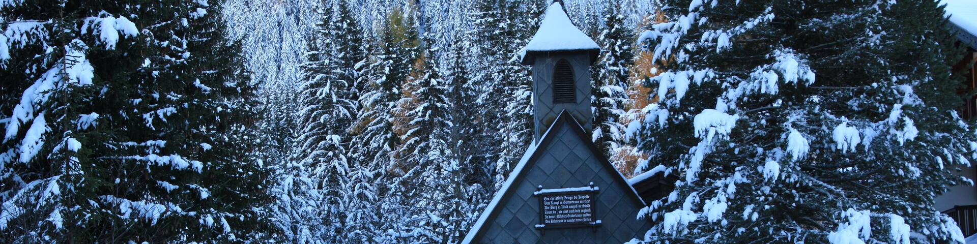 Militärfriedhof mit Kapelle im Ort