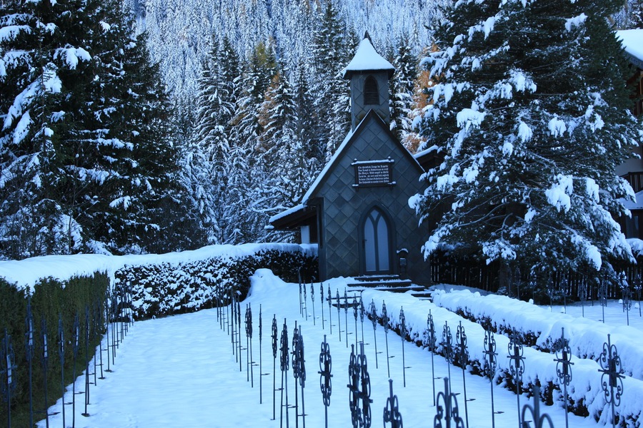 Militärfriedhof mit Kapelle im Ort