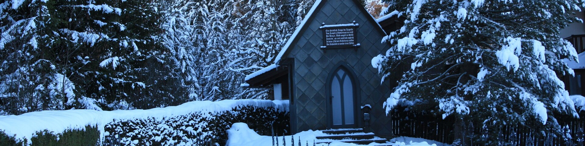Militärfriedhof mit Kapelle im Ort