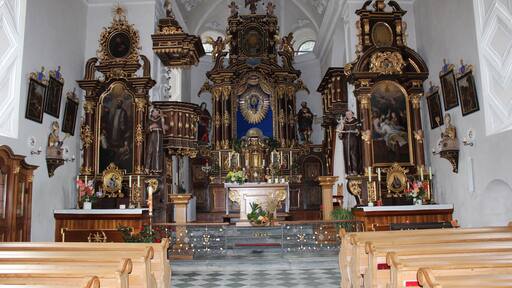 Altar der Wallfahrtskirche zu Unserer Lieben Frau Mariahilf ist eine Wallfahrtskirche in der Gemeinde Kartitsch in Osttirol, Österreich. Ortsteil Hollbruck.