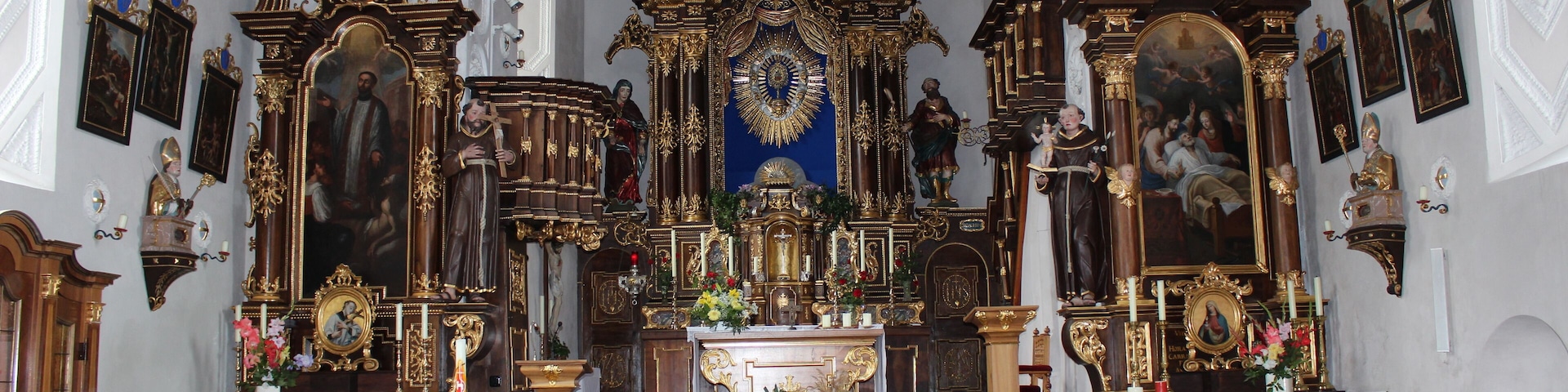 Altar der Wallfahrtskirche zu Unserer Lieben Frau Mariahilf ist eine Wallfahrtskirche in der Gemeinde Kartitsch in Osttirol, Österreich. Ortsteil Hollbruck.