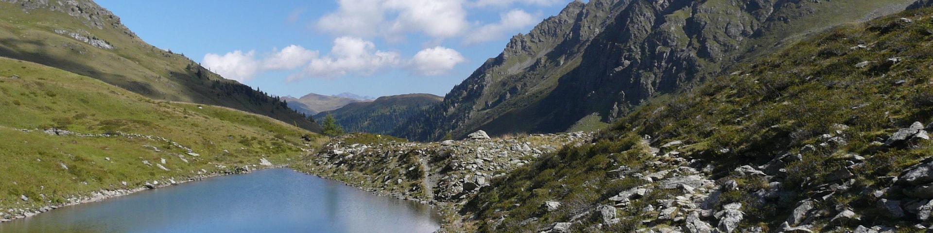 Der Obere Stuckensee im Leitental, Karnische Alpen. Rechts der Heretkofel, 2440m