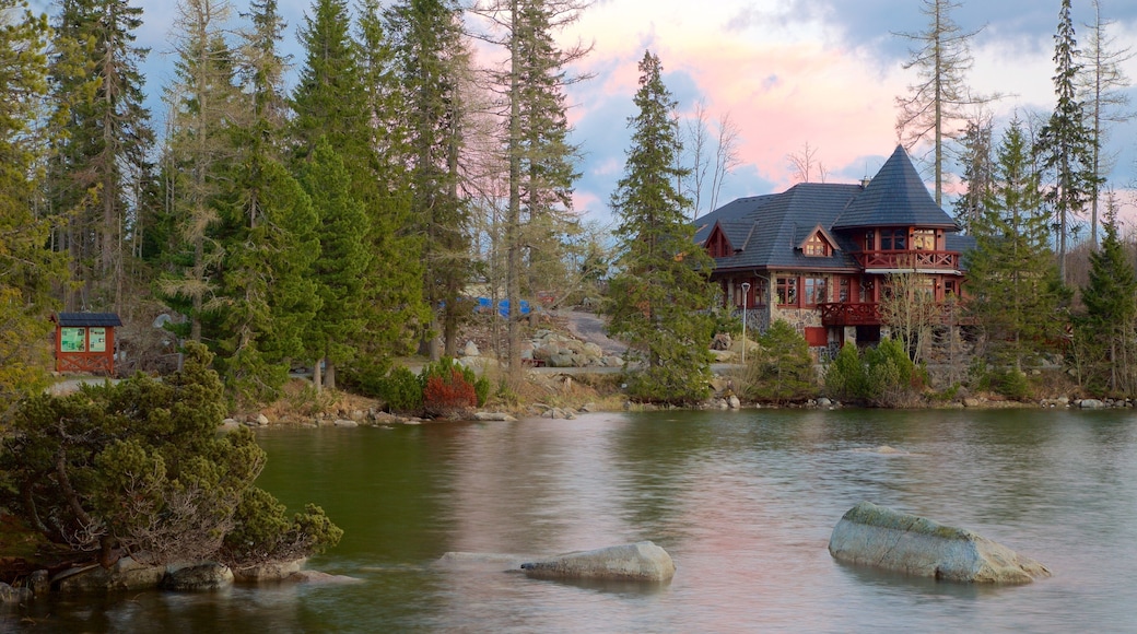 Strbske Pleso có tính năng căn nhà và hồ nước