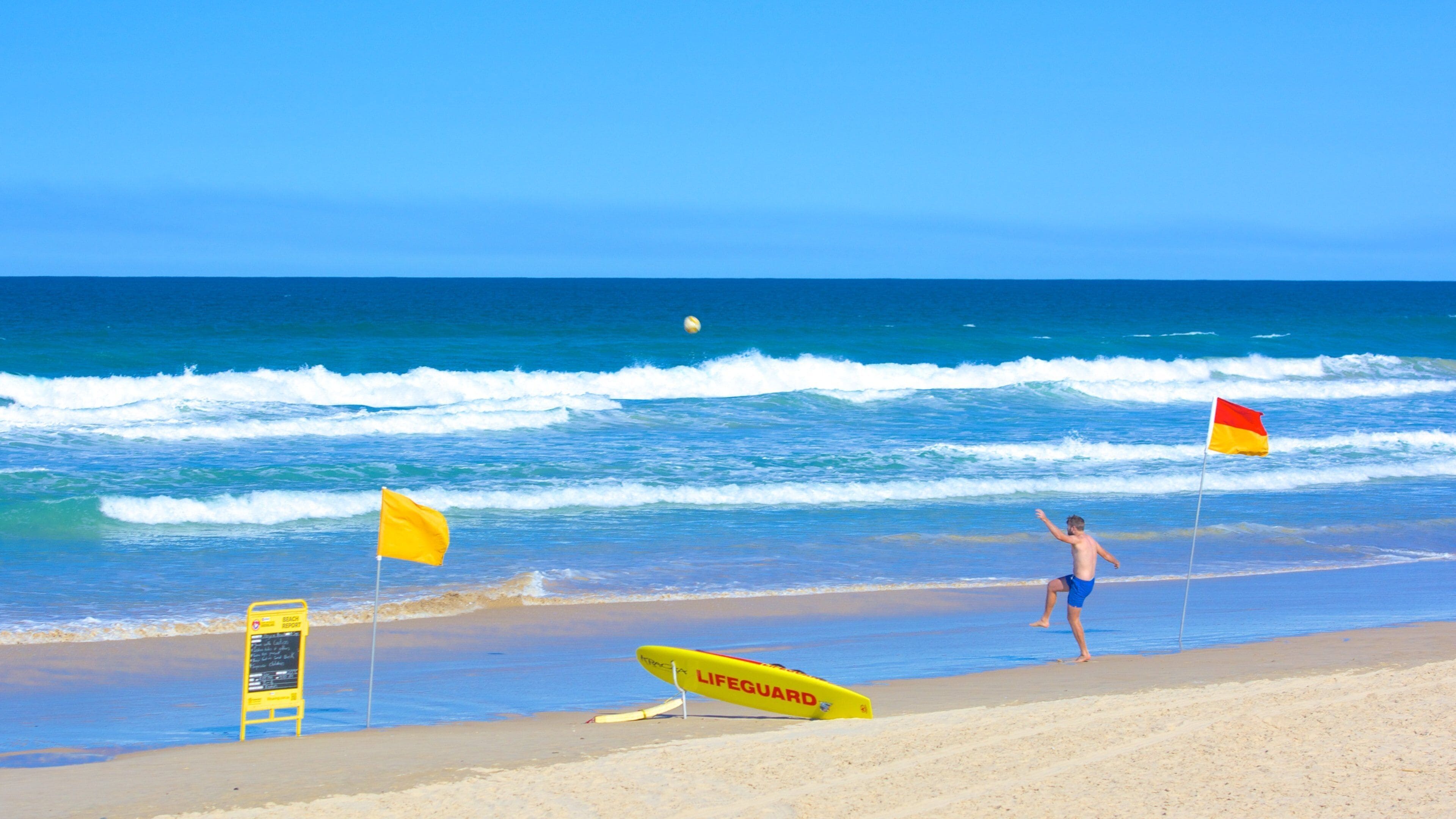 Peregian Beach ofreciendo una playa y también un hombre