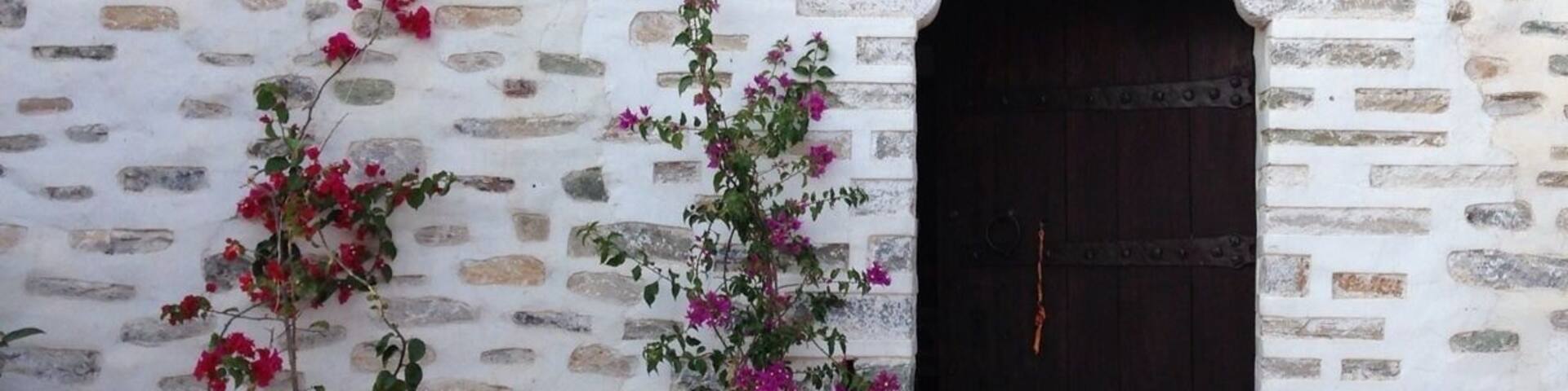 The entrance of a traditional house built around 1830. Now used as a center for educational purposes.