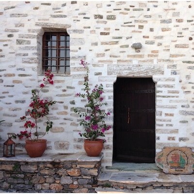 The entrance of a traditional house built around 1830. Now used as a center for educational purposes.