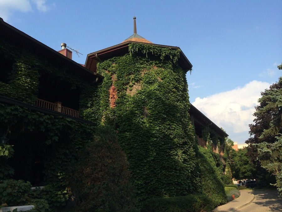 Take a tour and sample a variety of wines at the oldest and largest winery in the state of Illinois.
#localgem