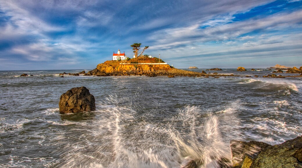 Battery Point lighthouse with waves