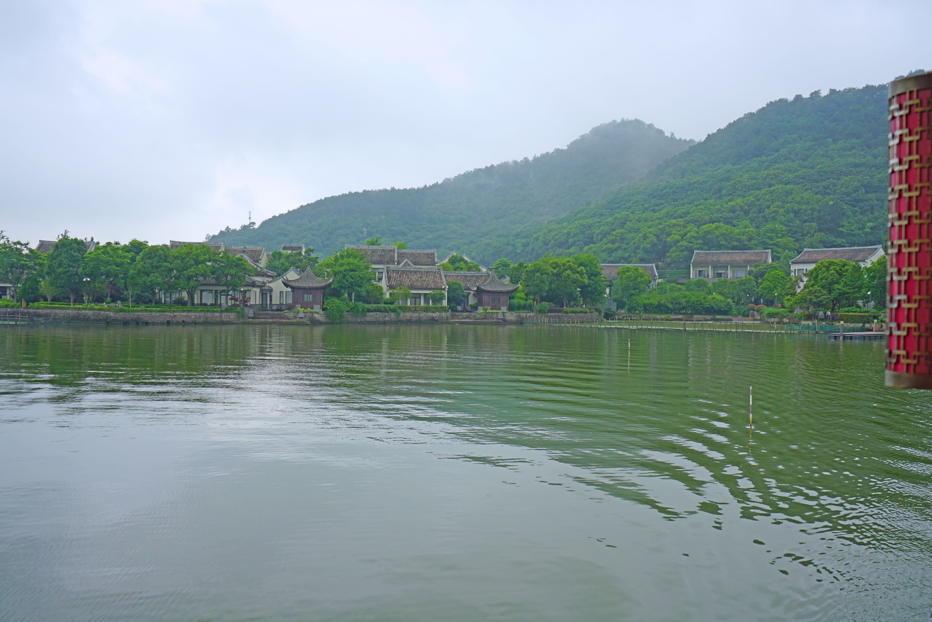 Cloudy day view of the Dong Qiang lake located in Ningbo Shi, Zhejiang Sheng, China