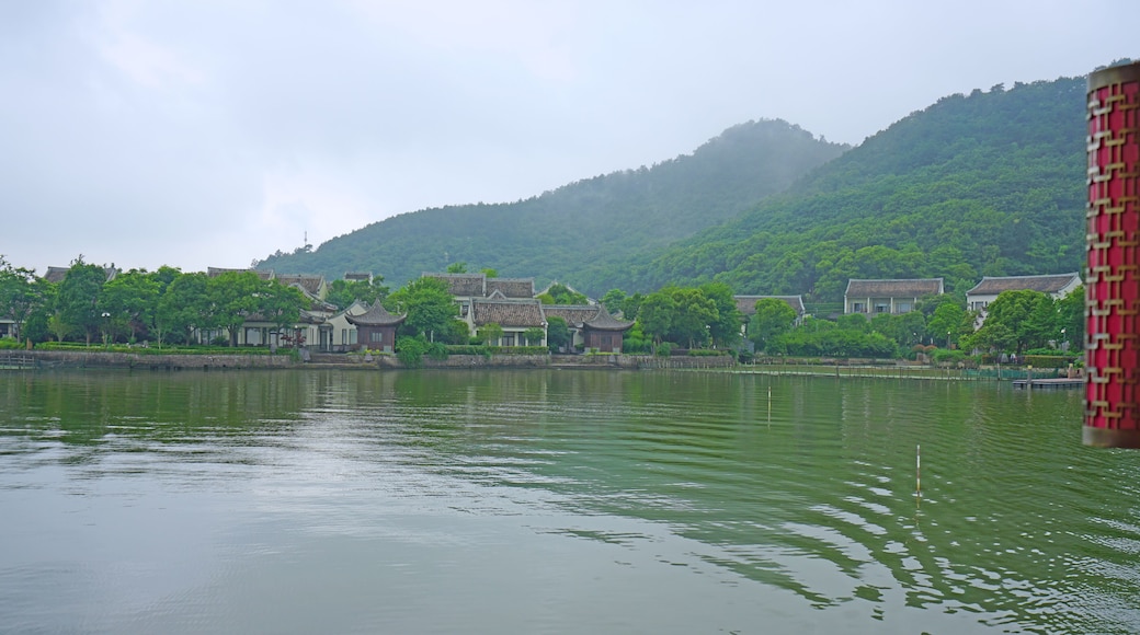 Cloudy day view of the Dong Qiang lake located in Ningbo Shi, Zhejiang Sheng, China