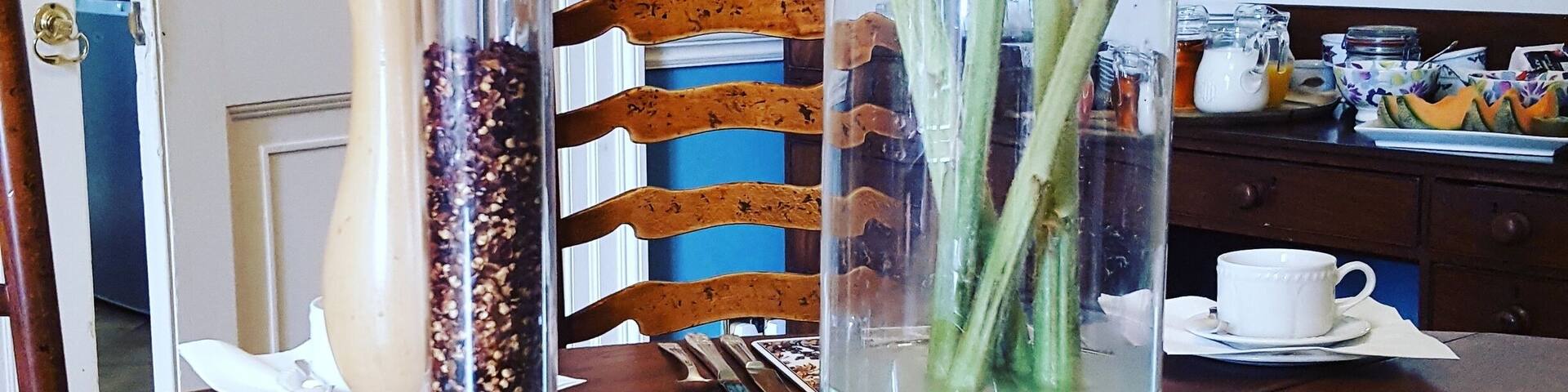 Quirky furnished guest house 20 mins walk into Bath centre. Warm welcome and very pet friendly.This is the lovely breakfast room.:)