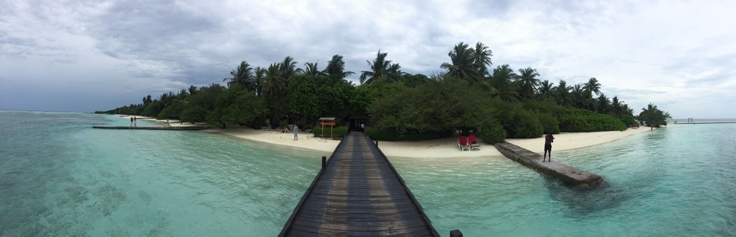 Very nice little island in magic Maldives. All villas are in the middle of palm trees and 2 mètres from the beach 🏖, with nice sandy beach protected by coral reef....