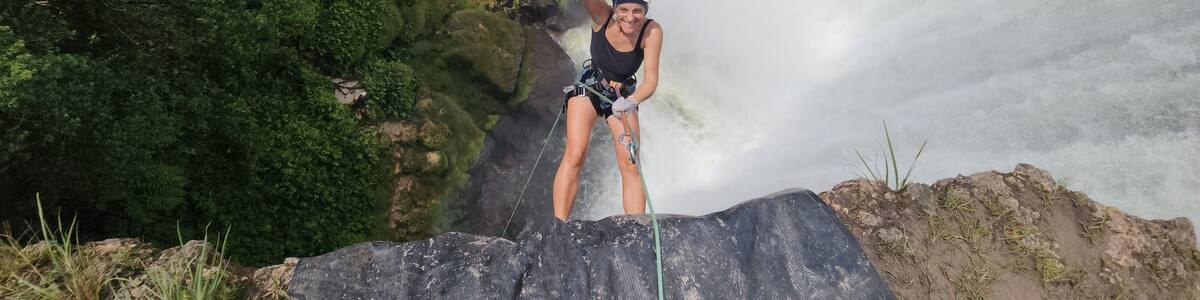 turista praticando rapel na cachoeira salto belo em campo novo do parecis, mato grosso