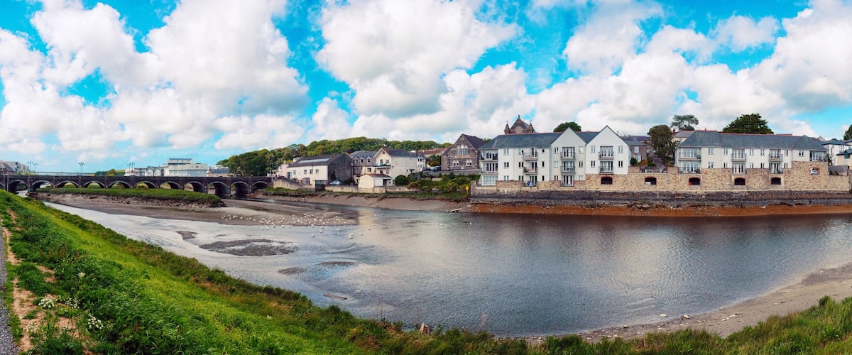 river panorama of Wadebridge town