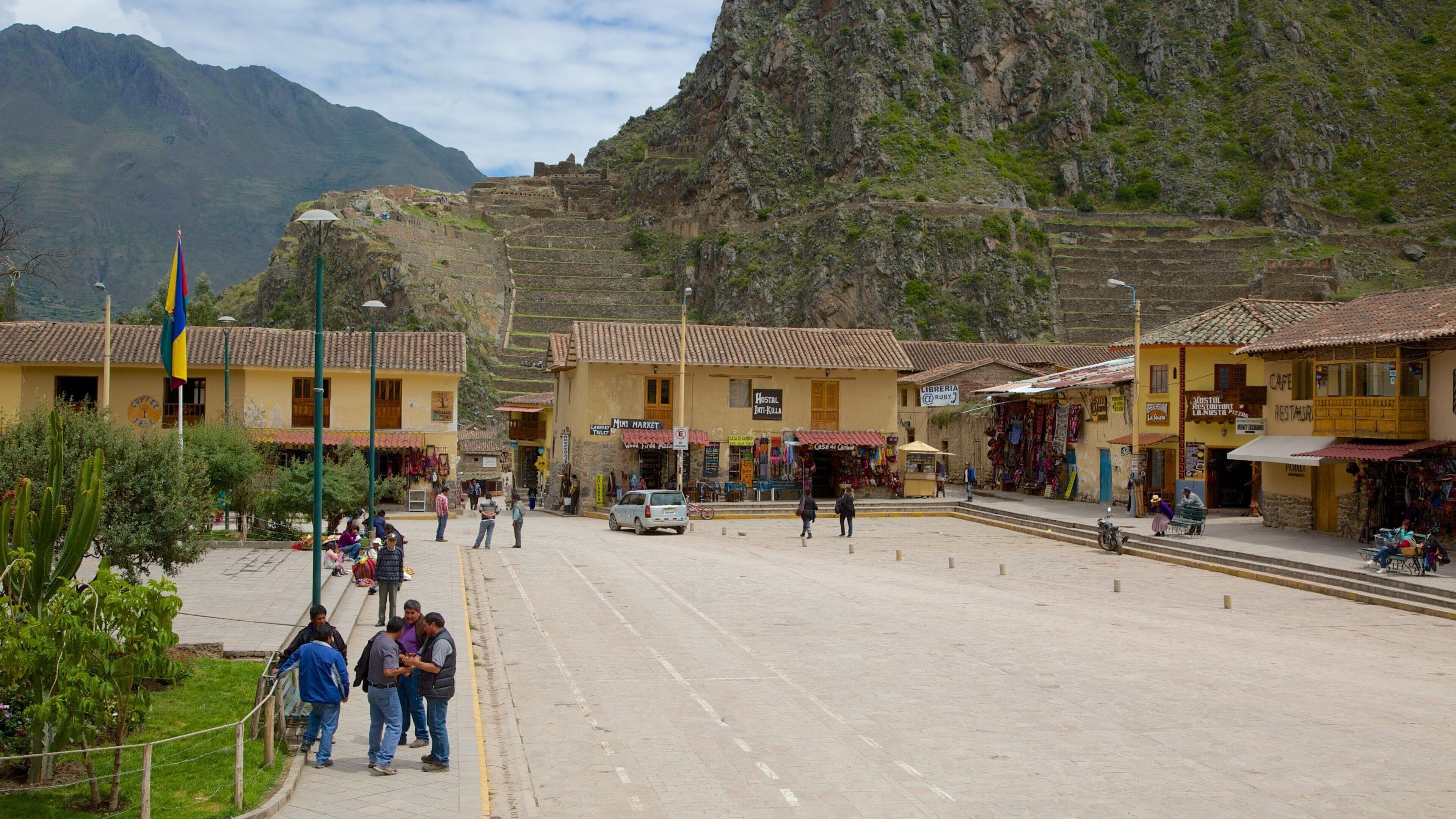 Ollantaytambo showing a small town or village and street scenes