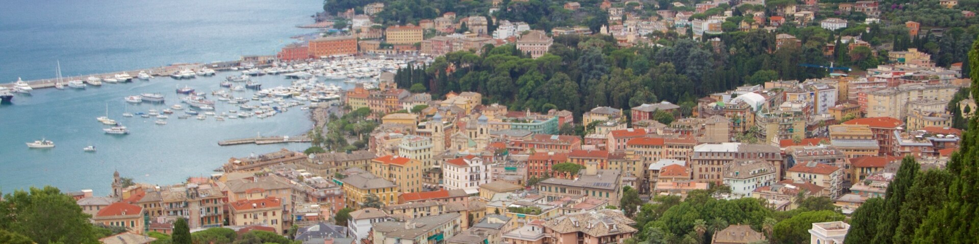 Portofino - Golfo de Tigullio que inclui uma baía ou porto, uma cidade e uma cidade litorânea