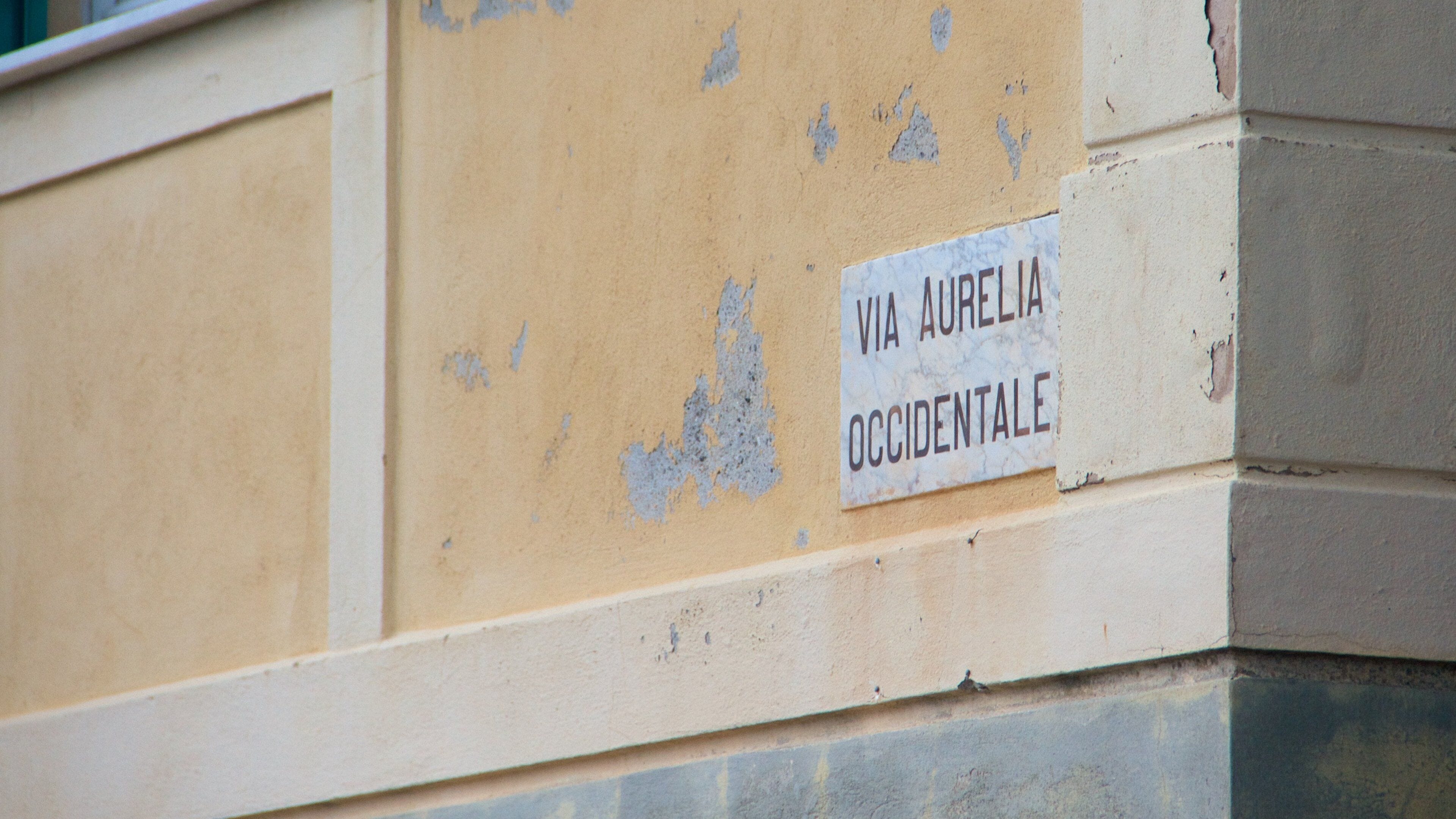 Golfo Tigullio featuring signage