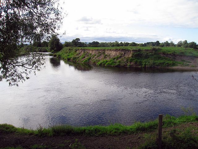 River Dee meander below Dogkennel Farm, Shocklach The Dee has cut low cliffs in the glacial clay as it meanders down its flood plain. This area is frequently completely inundated.