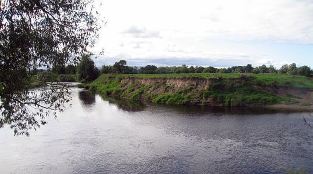 River Dee meander below Dogkennel Farm, Shocklach The Dee has cut low cliffs in the glacial clay as it meanders down its flood plain. This area is frequently completely inundated.