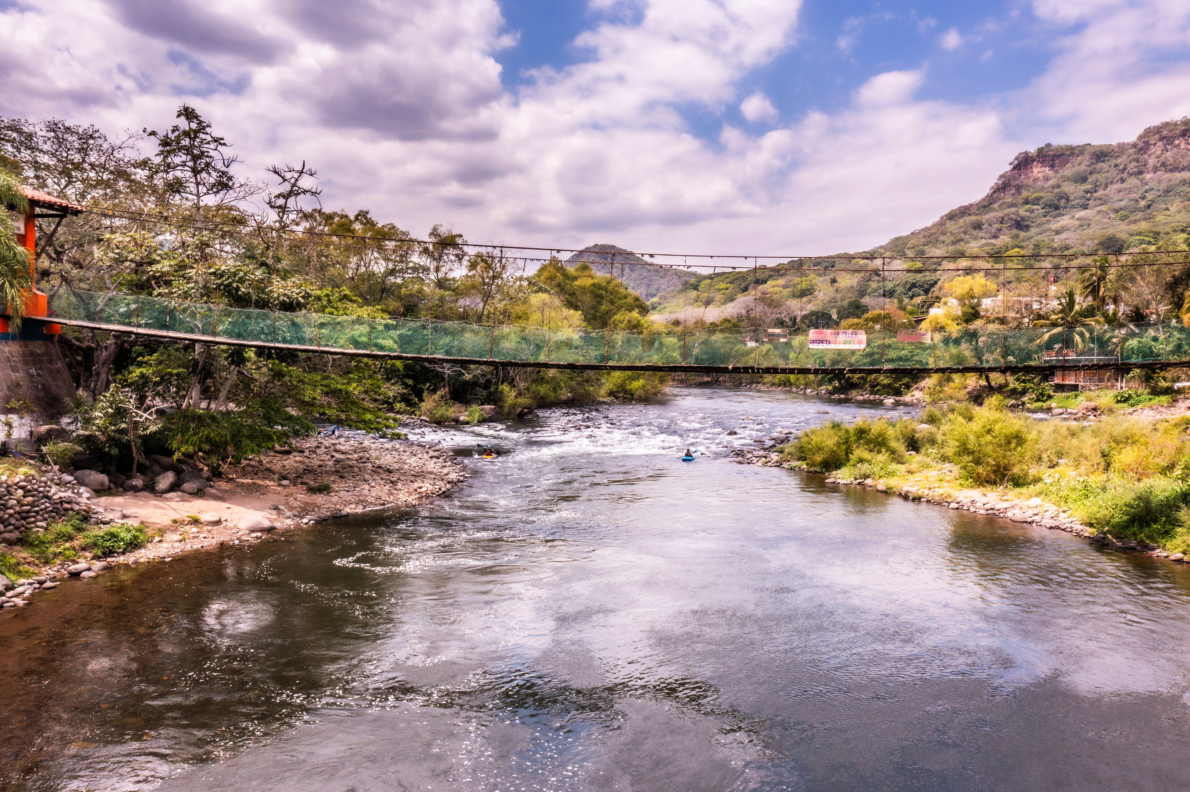 Puente Colgante sobre el río La Antigua en Jalcomulco, Veracruz, México.