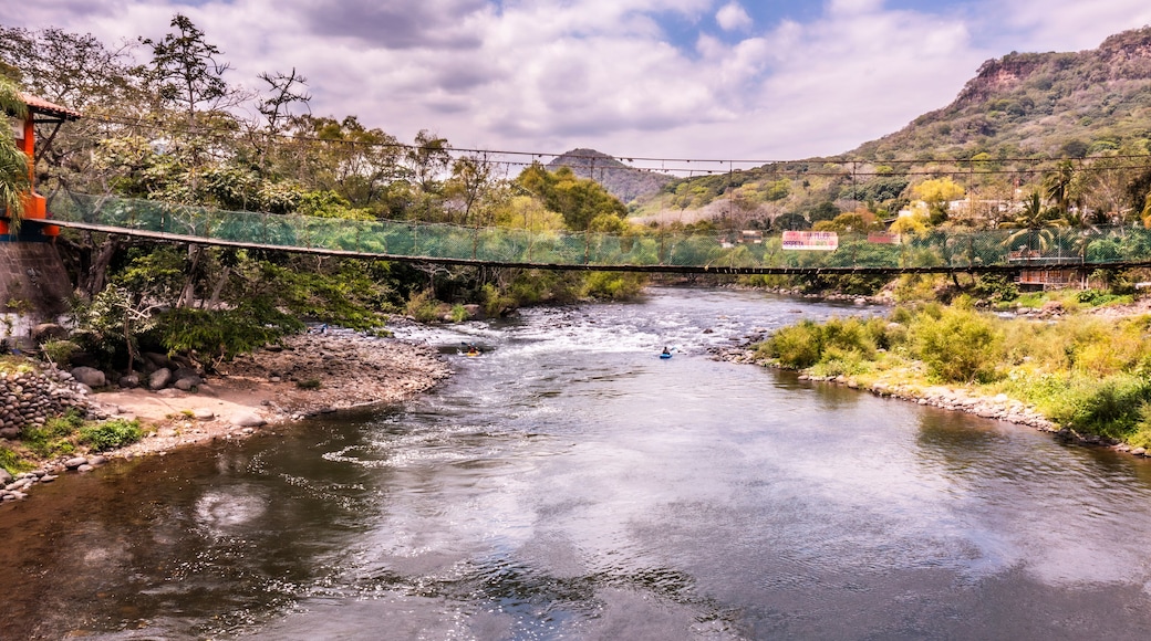 Puente Colgante sobre el río La Antigua en Jalcomulco, Veracruz, México.