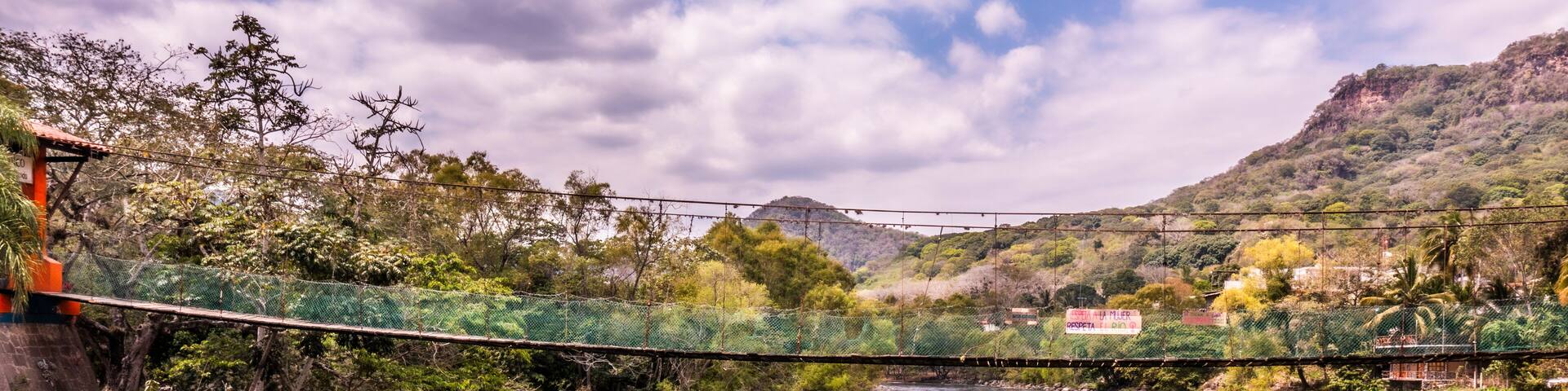 Puente Colgante sobre el río La Antigua en Jalcomulco, Veracruz, México.