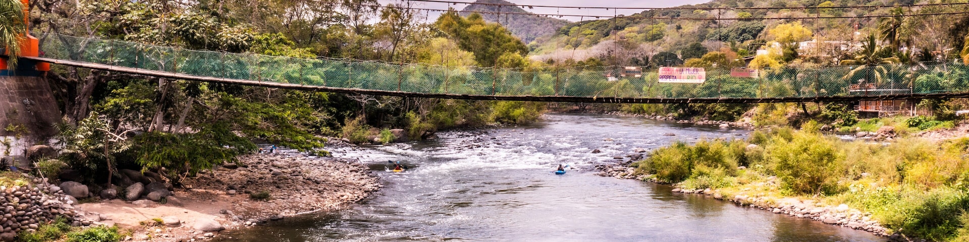 Puente Colgante sobre el río La Antigua en Jalcomulco, Veracruz, México.