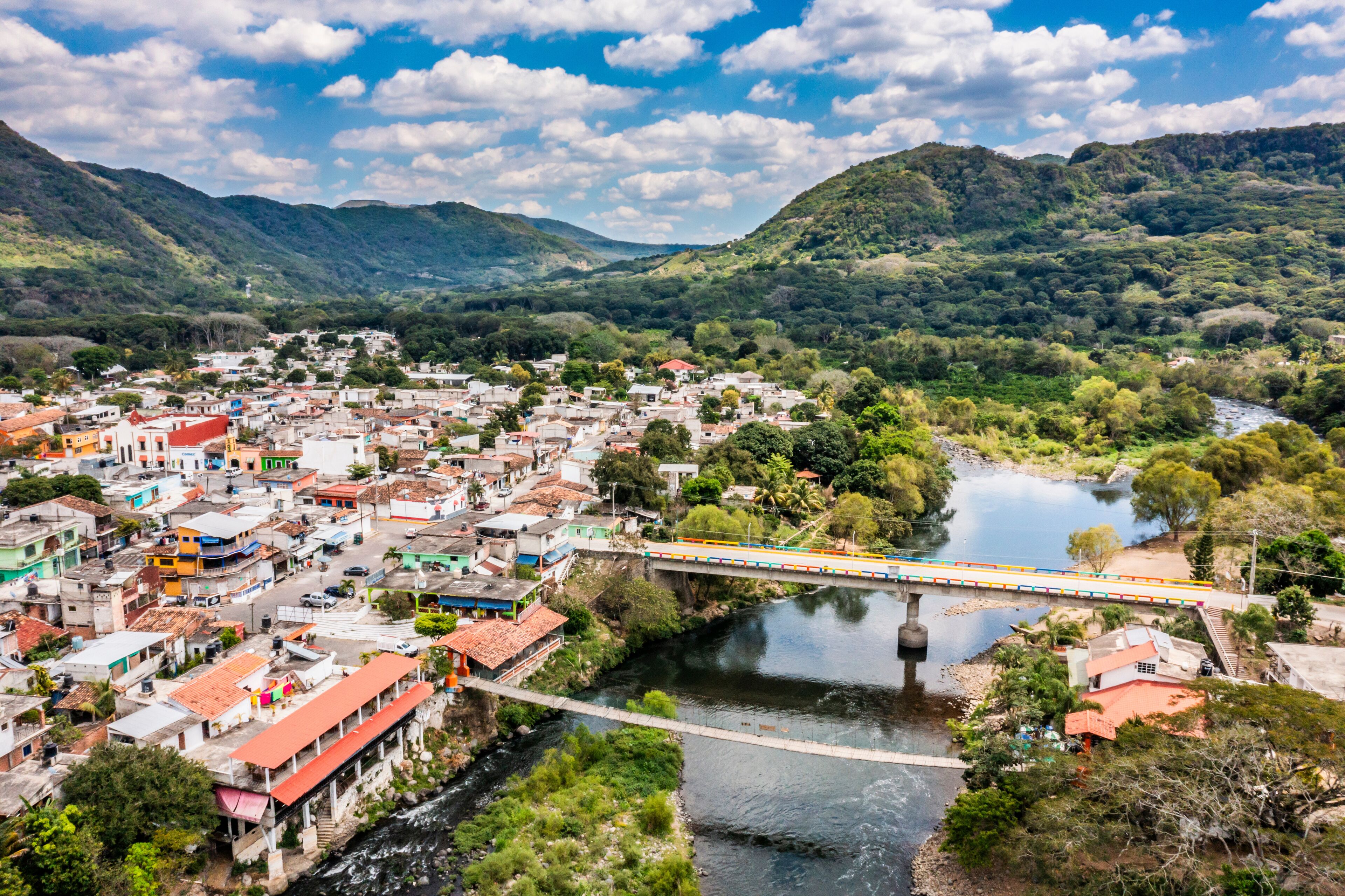 Vista aérea del pueblo de Jalcomulco y el río La Antigua, Veracruz, México.