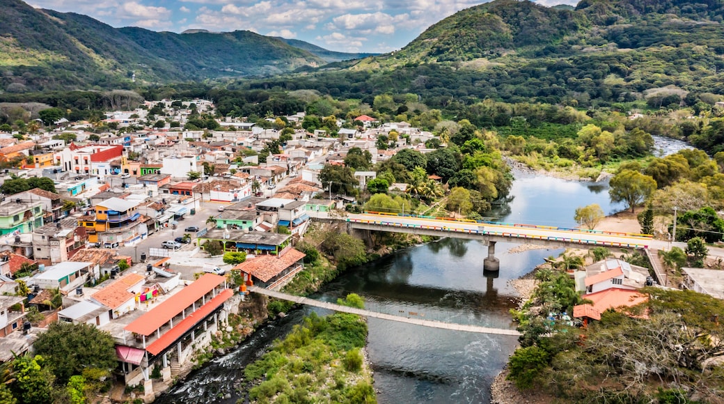Vista aérea del pueblo de Jalcomulco y el río La Antigua, Veracruz, México.