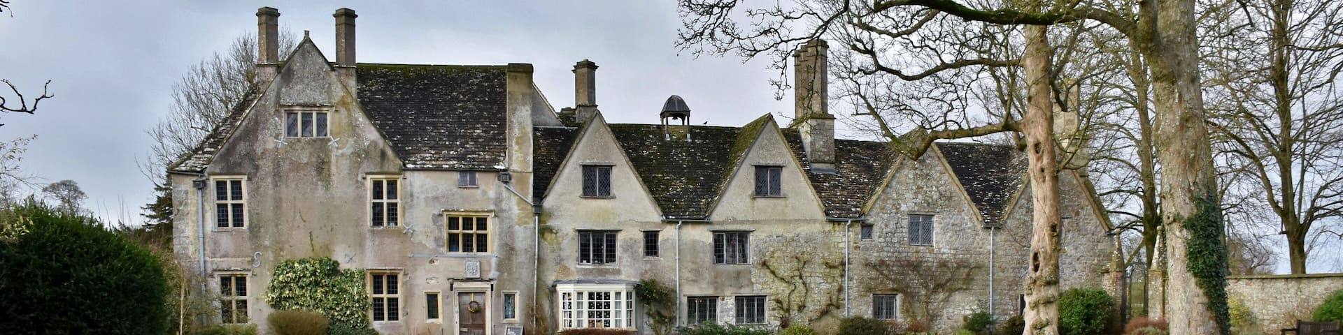Today was our first #lksawaydays of 2020 #ukoutandabout We left Reading and headed out to the Wiltshire village of Avebury to have a walk around the Neolithic henge, visit the museum and have some lunch in the Red Lion. Its been over 20 years since the LKs last visited so were looking forward to re-visiting. There are no charges to walk amongst the stones which make up the largest megalithic stone circle in the world, but there are separate charges for the museum and the Avebury Manor. The main car park is ÂŁ4 for the day but not very big considering the volume of visitors Avebury sees, so if you visit we would suggest outside peak months. The purpose of the the stone circle is unknown but its believed to be a ritual complex, the site is a sacred site to the contemporary Pagans and if you are lucky on your visit you may see Druidic rites taking place. Its a pleasant half day and if the weather is a little moody it can add to the visit too! #avebury #aveburystones #stones #stonecircle